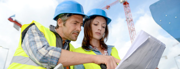 Personen mit Helm und Kran Personen mit Helm und Kran